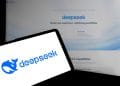 Laptop con logo de DeepSeek LLM